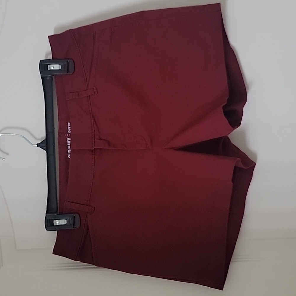 Old Navy Size 6 Burgundy Pixie Mid Rise Shorts, Excellent Used Condition